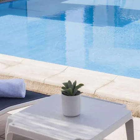 By Alexandra Ξενοδοχείο